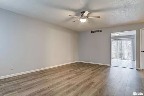 2104-2106 Austin Dr, Springfield, IL 62704 photo 5