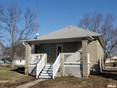 305 W Lincoln St, New Holland, IL 62671
