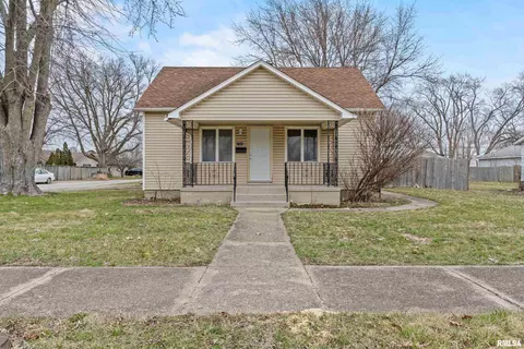 1502 Delavan St, Lincoln, IL 62656