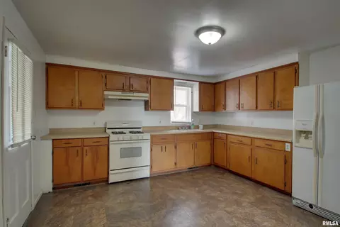 207 E Washington St, Mendon, IL 62351 photo 3