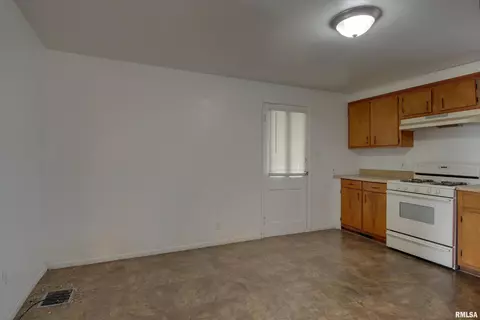 207 E Washington St, Mendon, IL 62351 photo 5