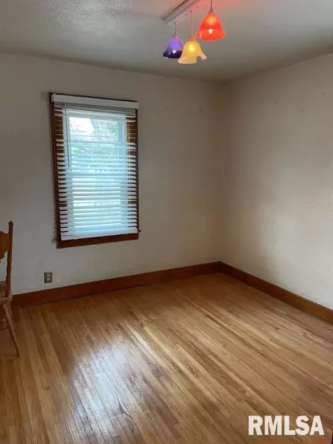 929 S Main St, Canton, IL 61520 photo 6