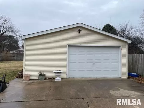 929 S Main St, Canton, IL 61520 photo 2