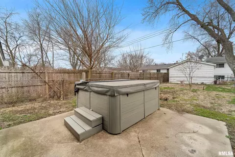 2223 Watch Ave, Springfield, IL 62702 photo 9