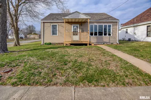 1029 W Prairie St, Taylorville, IL 62568