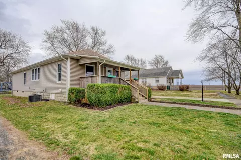 310 S Maple St, Stonington, IL 62567