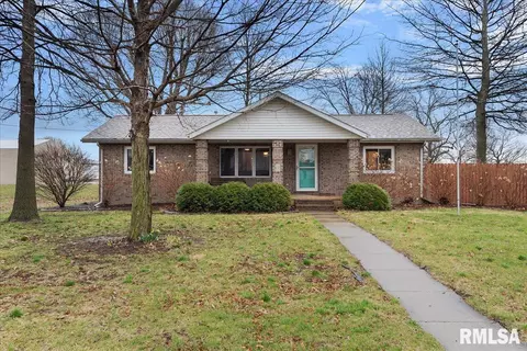 108 S Church St, Owaneco, IL 62555