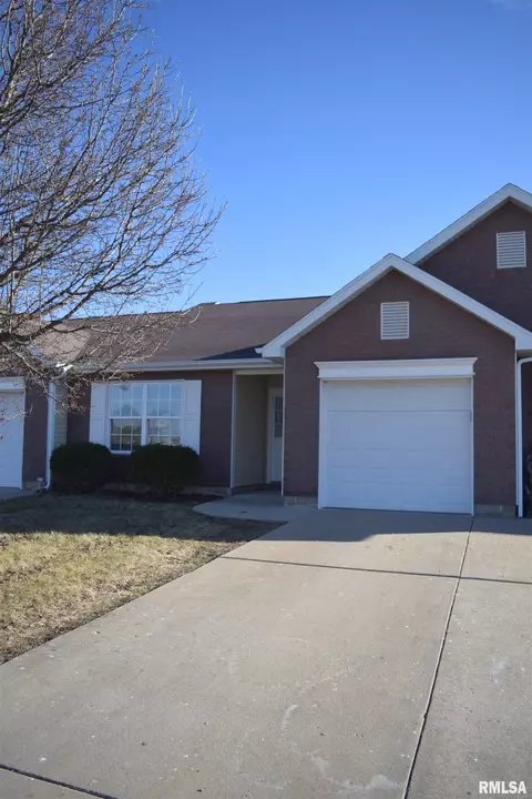 28 Gingertree Ct, Jacksonville, IL 62650