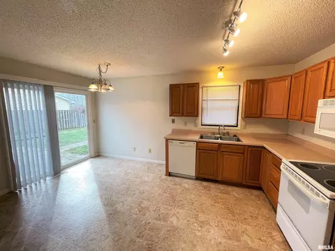 2026 Austin Dr, Springfield, IL 62704 photo 7