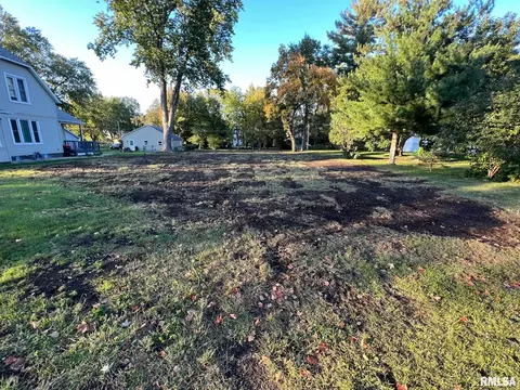 204 9th St, Lincoln, IL 62656