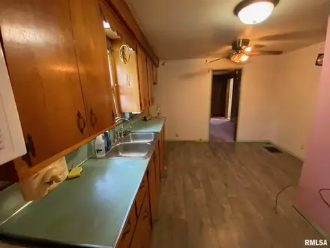 2161 Enterprise St, Springfield, IL 62702 photo 2