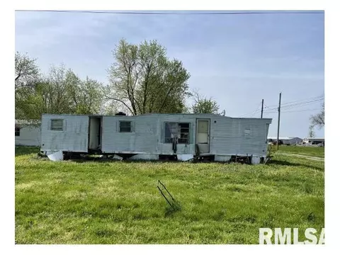 215 E Monroe St, Girard, IL 62640