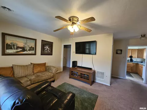 103 E Madison St, Athens, IL 62613 photo 2
