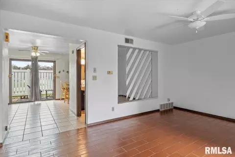 4 Brookside Pl, Springfield, IL 62704 photo 2