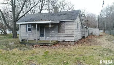 207 Finis St, Virden, IL 62690