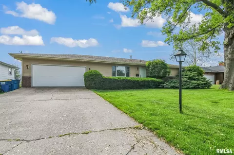 872 Oxford Dr, Chatham, IL 62629
