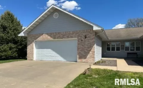 18 Wadsworth Dr, Jacksonville, IL 62650