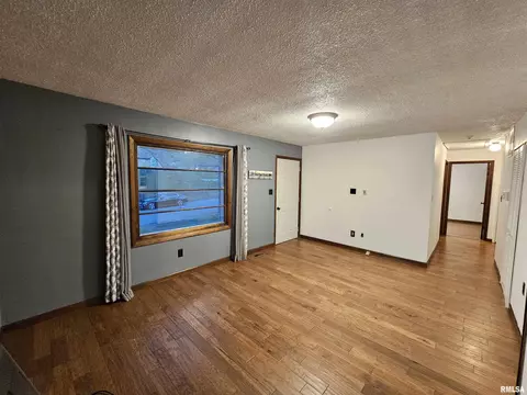 7 Bryant Ln, Springfield, IL 62702 photo 2