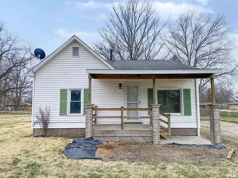 105 S 9th St, Riverton, IL 62561