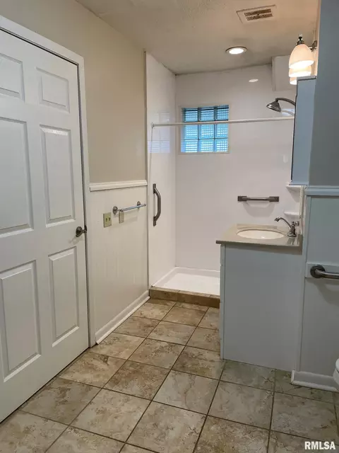 1717 S Douglas Ave, Springfield, IL 62704 photo 9