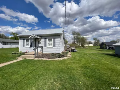 1008 S Cedar St, Delavan, IL 61734 photo 2