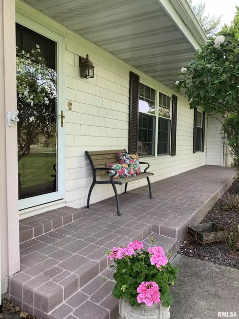 107 Nansarah Dr, Jacksonville, IL 62650