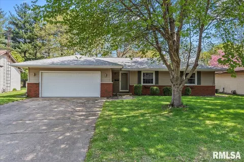 88 Cottonwood Dr, Chatham, IL 62629