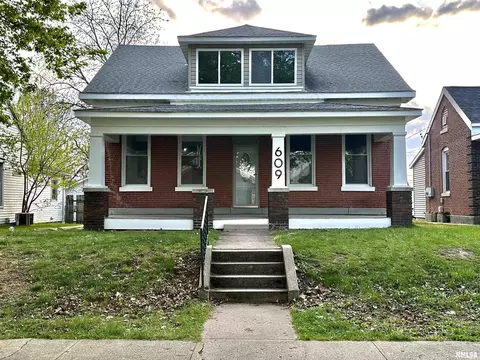 609 N 13th St, Quincy, IL 62301