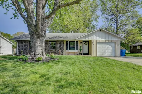 737 White Oak Dr, Chatham, IL 62629