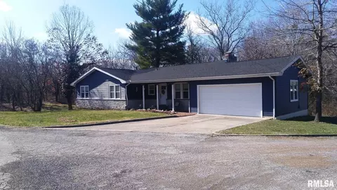 102 Sherwood Dr, Carlinville, IL 62626