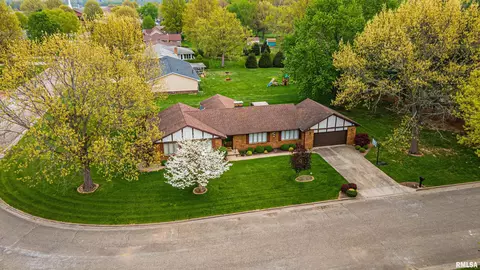 24 Illini Dr, Lincoln, IL 62656