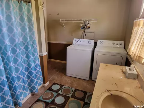 417 Logan St, Emden, IL 62635 photo 2