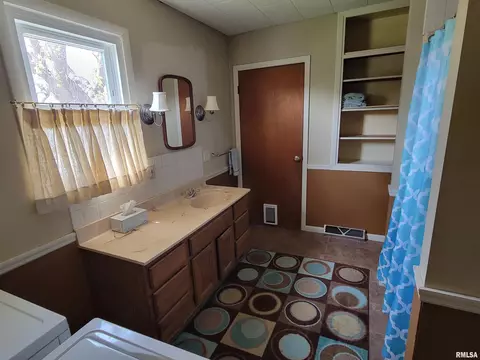 417 Logan St, Emden, IL 62635 photo 4
