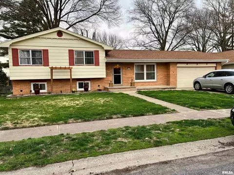 8 Baxter Pl, Jacksonville, IL 62650