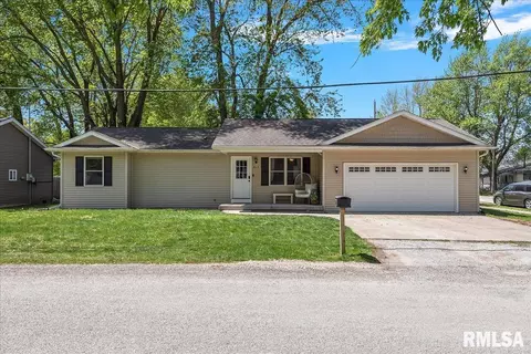 815 9th St, Pawnee, IL 62558