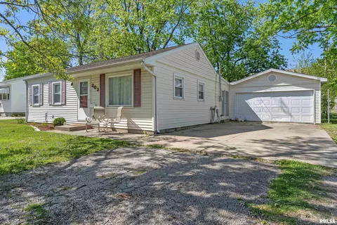 202 Welch Dr, Lincoln, IL 62656
