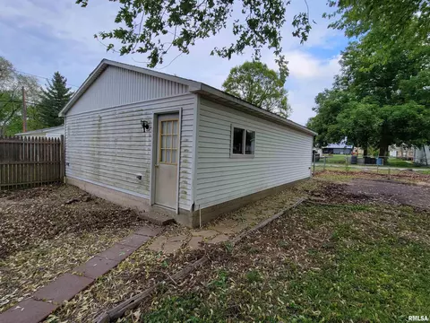 243 E Adams St, Greenview, IL 62642 photo 2