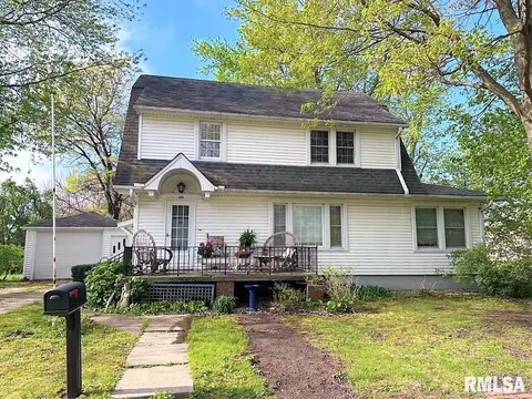 305 W Ward St, Altona, IL 61414