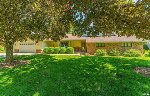 34 Illini Dr, Lincoln, IL 62656