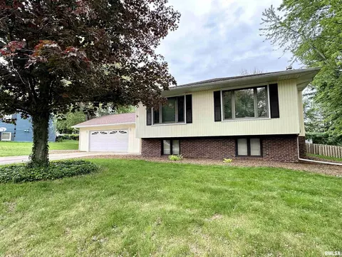 4 Forest Park Ave W, Jacksonville, IL 62650