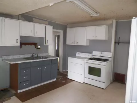 1716 N Peoria Rd, Springfield, IL 62702 photo 2