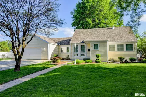 902 W Elm St, Taylorville, IL 62568