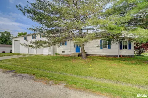 1315 W England St, Taylorville, IL 62568
