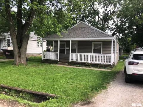 1112 W England St, Taylorville, IL 62568