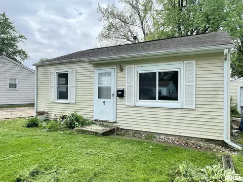 9 Hedge Dr, Springfield, IL 62702