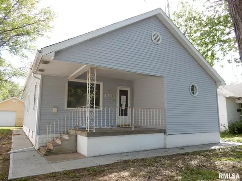 1206 W England St, Taylorville, IL 62568