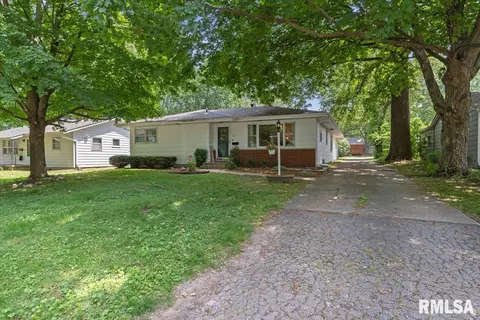 506 W Chestnut St, Chatham, IL 62629