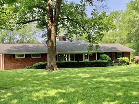211 Leland Lake Dr, Jacksonville, IL 62650