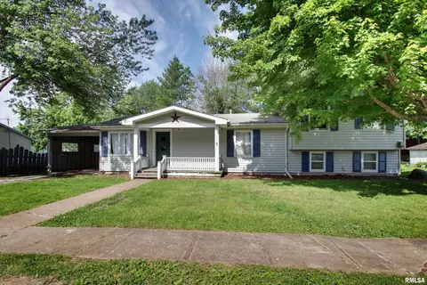 109 S Elm St, Bowen, IL 62316