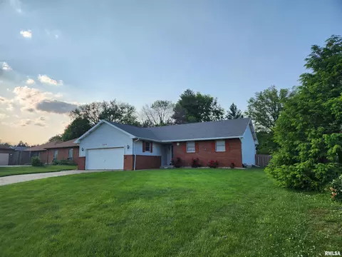 1214 Sherwood Eddy Dr, Jacksonville, IL 62650